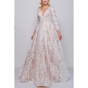 NWOT Mac Duggal 66334 Sequin Deep V-Neck Beaded Waistband Ballgown, Size 8